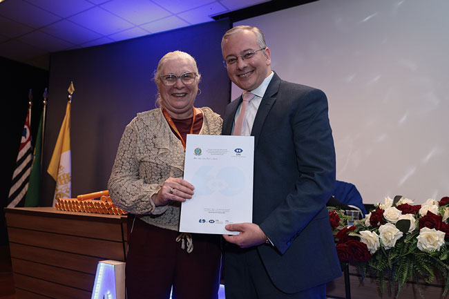 Prof.ª Dr.ª Maria Luiza Marques recebe menção honrosa de Felipe Meme de Souza, representante do Conselho Regional de Administração de São Paulo (CRA-SP).