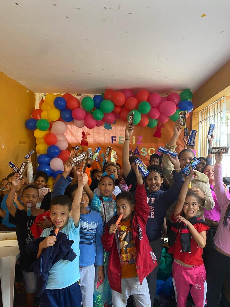 Crianças com kits da Páscoa Solidária Assunção