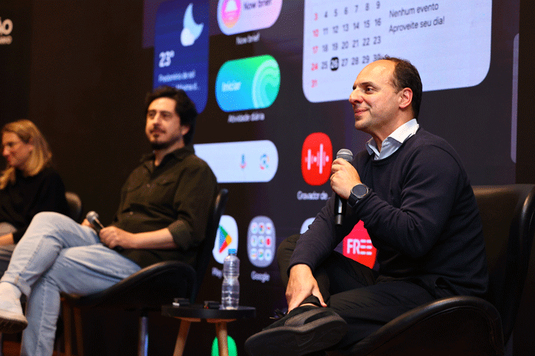 Renato Citrini, Gerente Sênior de Produto da Samsung Brasil, responde às perguntas dos alunos em um momento de troca e aprendizado.