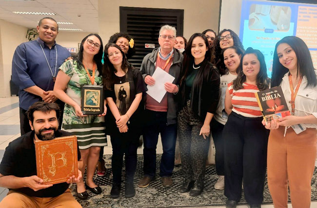 Alunos, professores e funcionários presentes no evento.