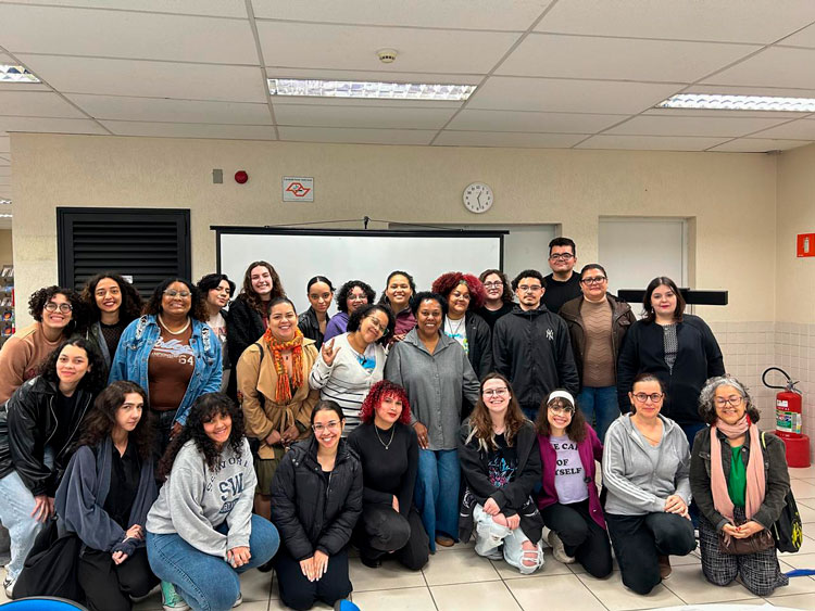Alunos do Assunção reunidos na Biblioteca durante oficina