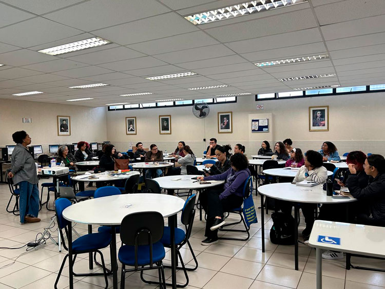 Biblioteca do Assunção recebeu grande público na Oficina de Conservação, Higienização e Acondicionamento de Fotografias.