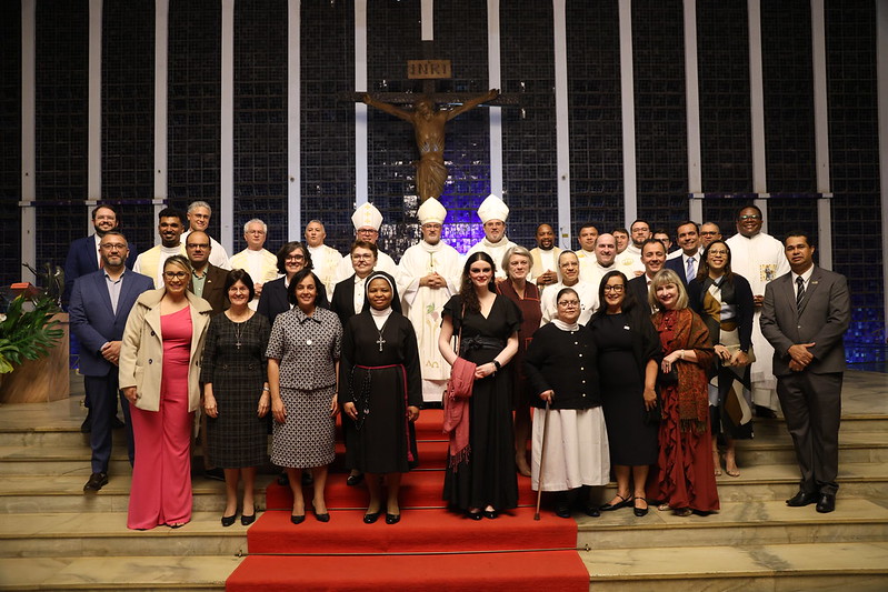 Reitora Karen Ambra e Representantes de instituições católicas presentes na Missa
