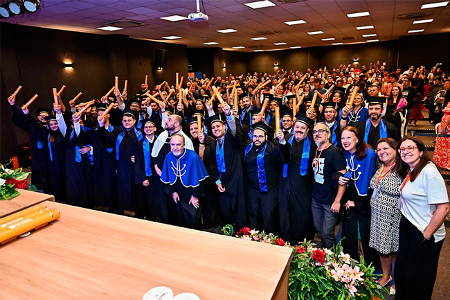 Formandos dos cursos de Licenciatura do Centro Universitário Assunção celebram essa importante conquista.