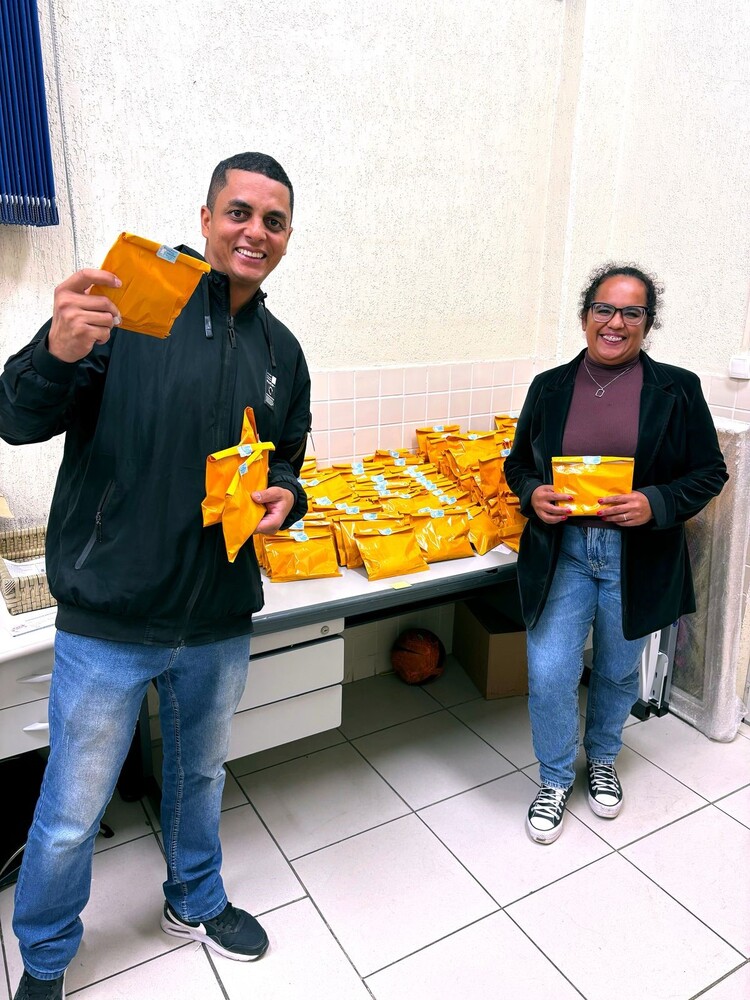 Alunos voluntários do Centro Universitário Assunção realizando doações.