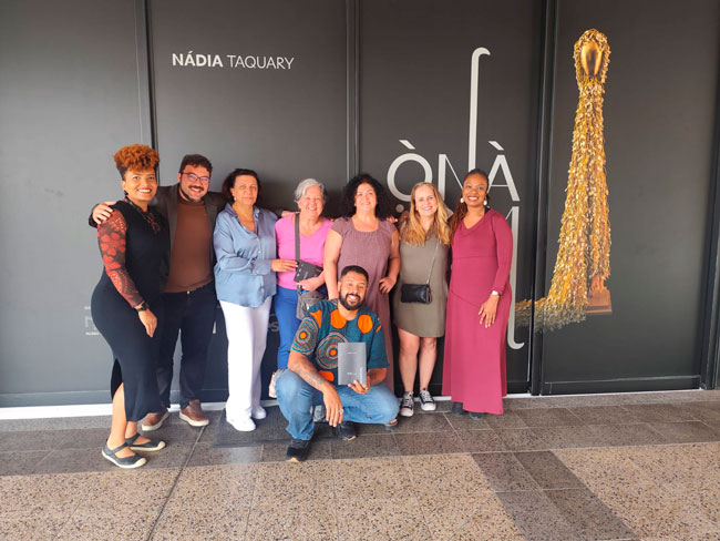 Alunos durante visita à exposição “Ònà Irin: caminho de Ferro” de Nádia Taquary