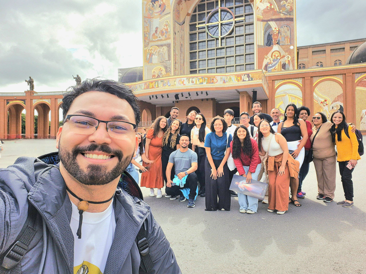 Grupo da Pastoral Universitária do Assunção na frente do Santuário Nacional de Nossa Senhora Aparecida.