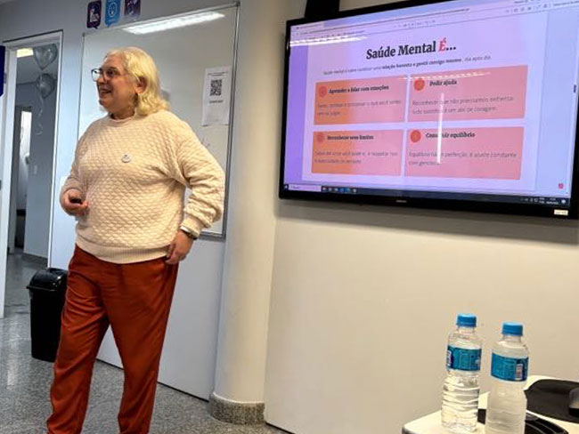 Prof.ª Maria Luiza durante palestra sobre saúde mental.
