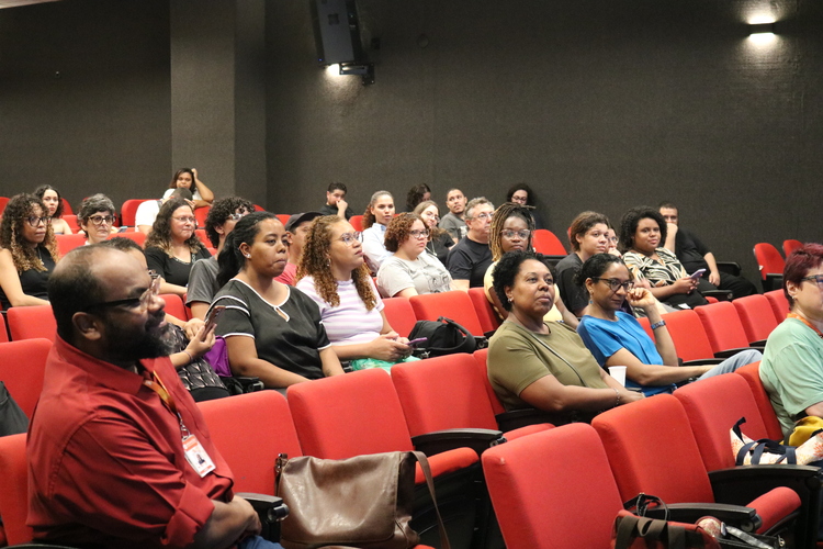 Estudantes, ex-alunos e professores na Aula Magna