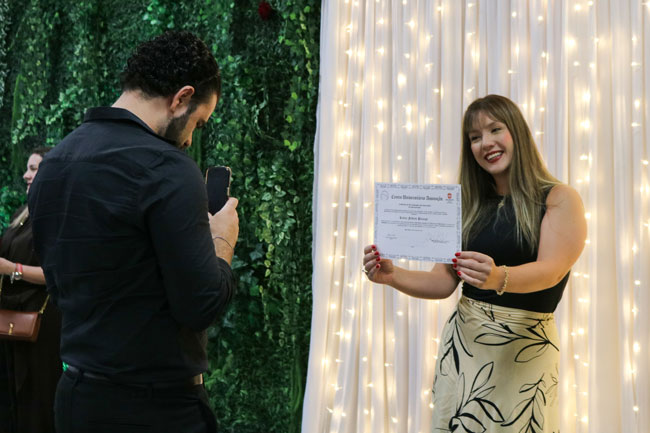 Aluna concluinte celebra conquista com seu certificado