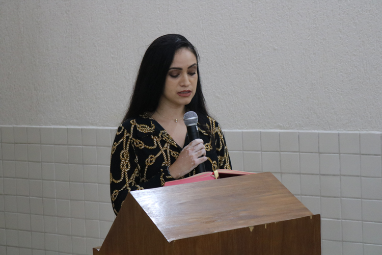 Aluna do Centro Universitário Assunção participando da celebração.