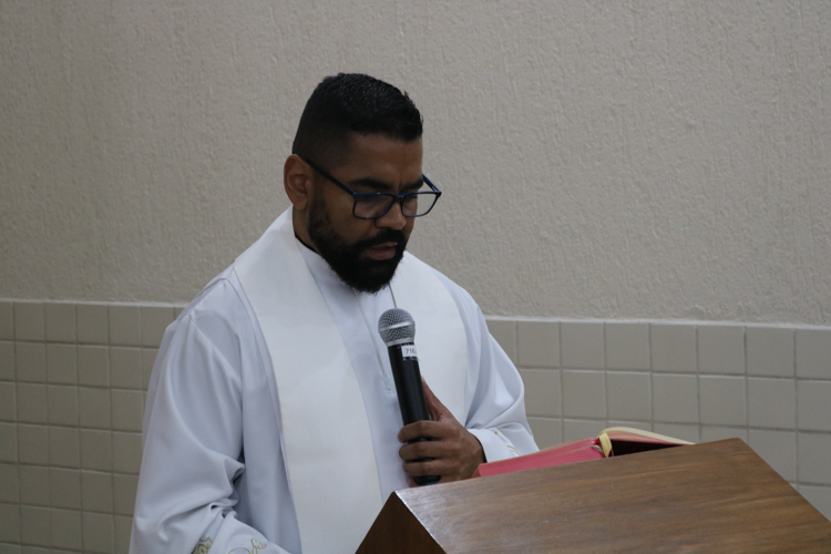 Padre Rodrigo Felipe durante leitura da Palavra
