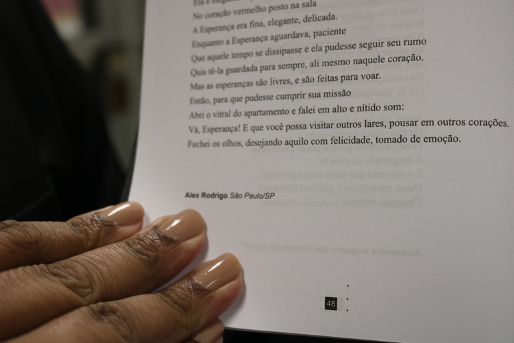 Página em que está o poema do aluno na antologia poética.