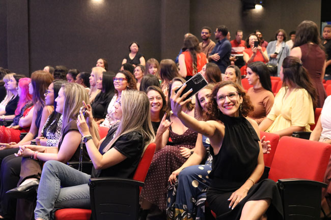 Alunas concluintes registram o momento antes da cerimônia.