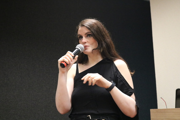 Prof.ª Dr.ª Karen Ambra abrindo o evento.