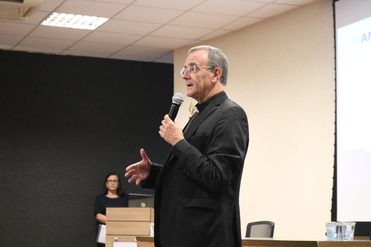 Dom Carlos Lema Garcia durante sua fala no evento.