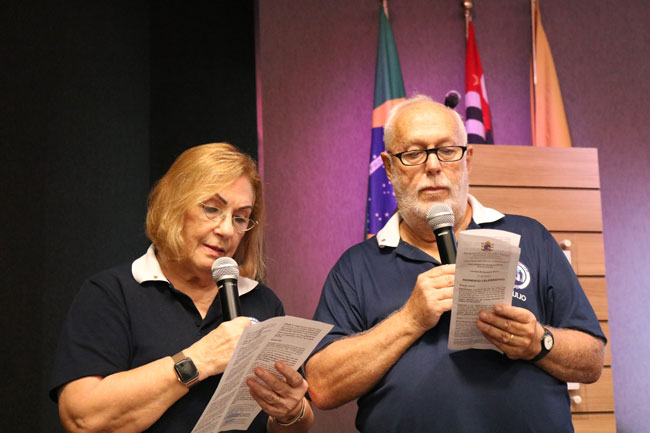Representantes da Pastoral Familiar realizam leitura durante o Momento Celebrativo.