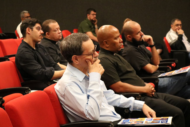 Padres participam do treinamento no Centro Universitário Assunção