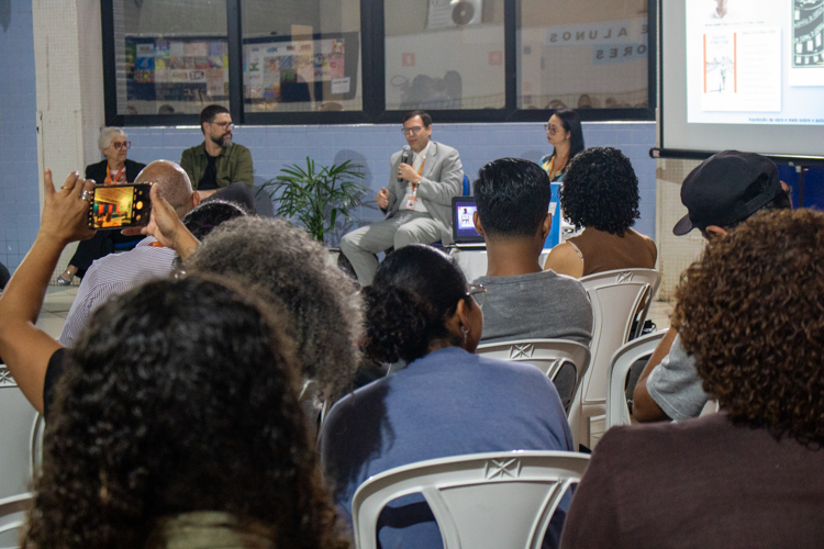 Público reunido para prestigiar os Alunos Autores