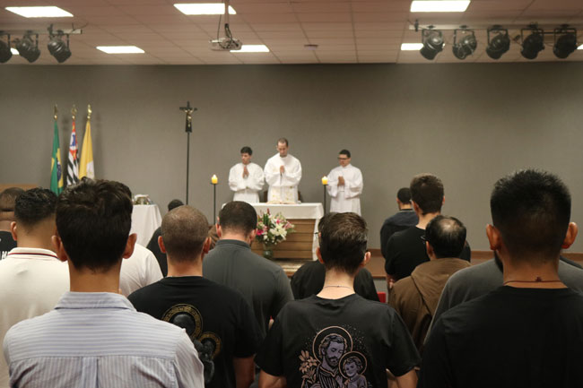 Alunos do Centro Universitário Assunção participam da santa missa.