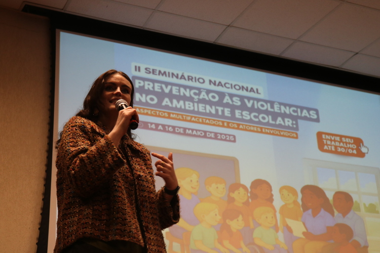 Prof.ª Dr.ª Karen Ambra durante abertura do evento.