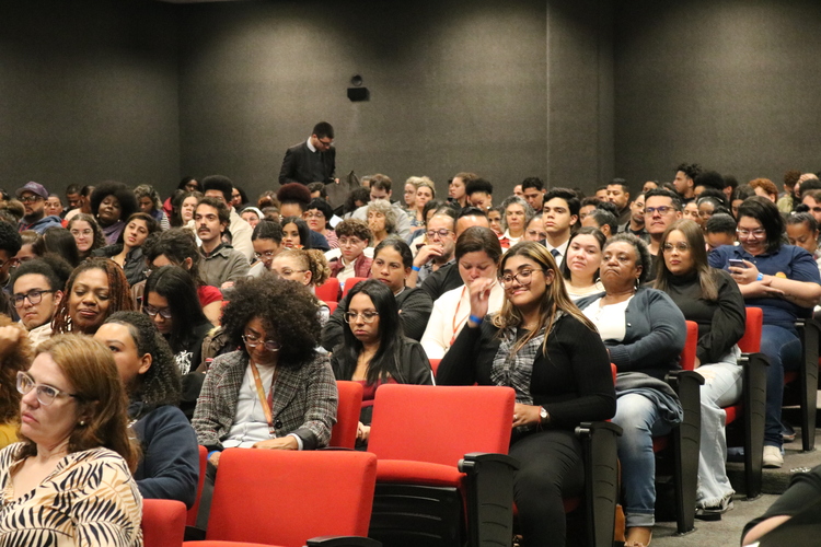 Plateia presencial no primeiro dia de evento.