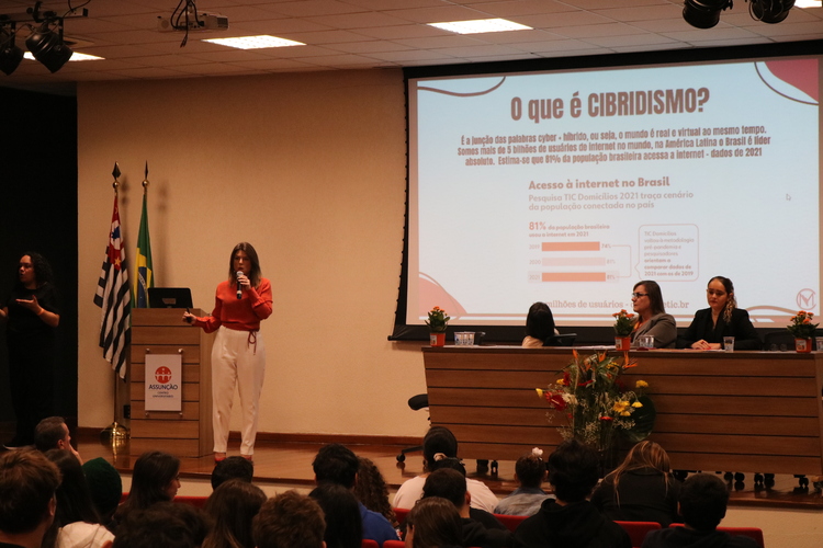 Palestra sobre Cyberbullying no 2º dia de evento.