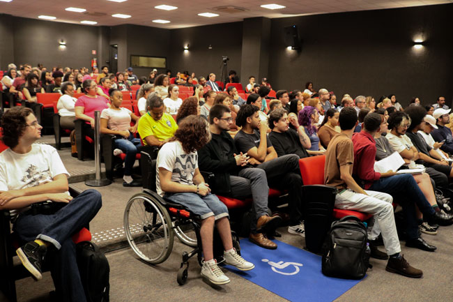 Alunos dos cursos de licenciatura do Centro Universitário Assunção participam do Seminário.
