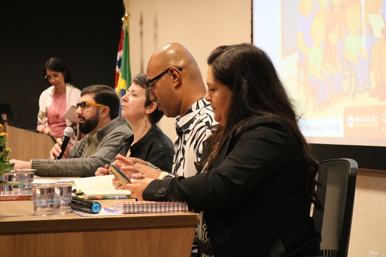 Prof.ª Dr.ª Valéria Batista e convidados durante mesa.