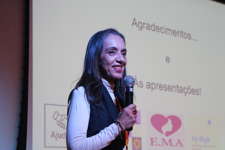 Prof.ª Dr.ª Edineide Maria de Oliveira durante abertura.