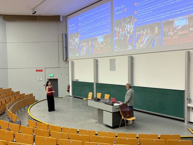 Prof.ª Dr.ª Karen Ambra durante a palestra "Brazilian Education – Challenges, Achievements and Reasons to Hope", na TU Dortmund University.