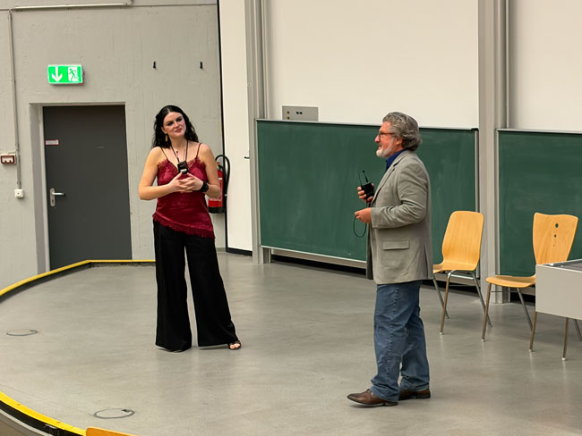Durante a palestra, o Prof. Christoph Käppler participou das discussões, contribuindo com reflexões sobre os temas abordados.