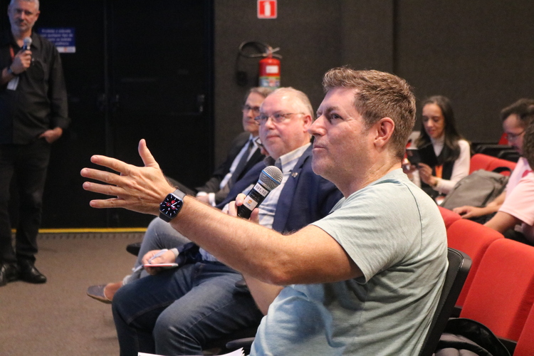 Eduardo Basile Quadrado dando devolutiva sobre projeto para alunos