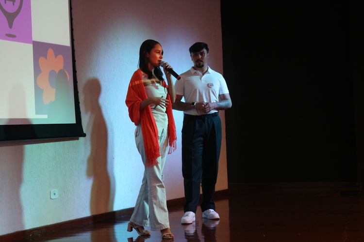 Alunos apresentando projeto.