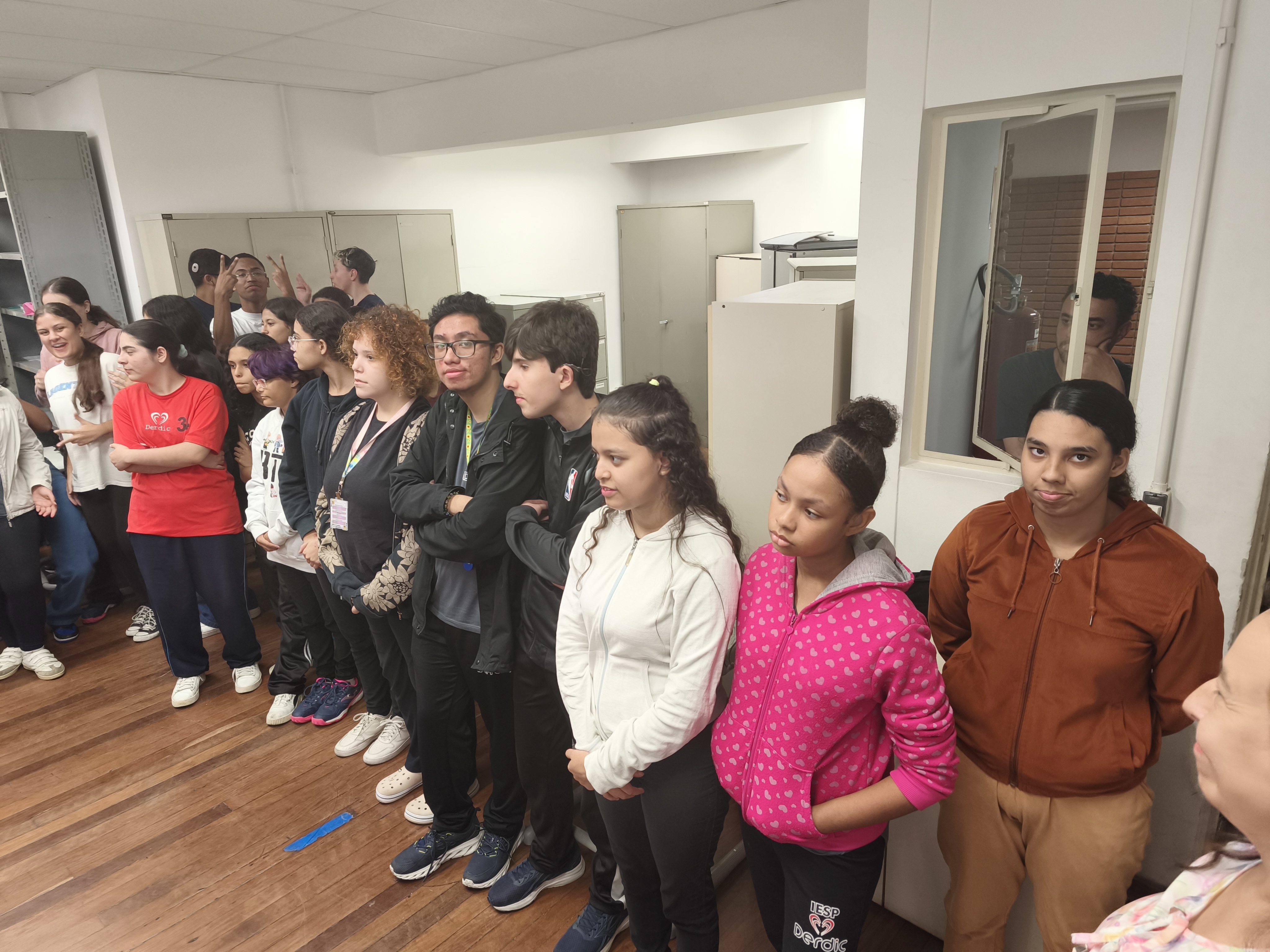 Alunos da DERDIC acompanham entrega dos chocolates.