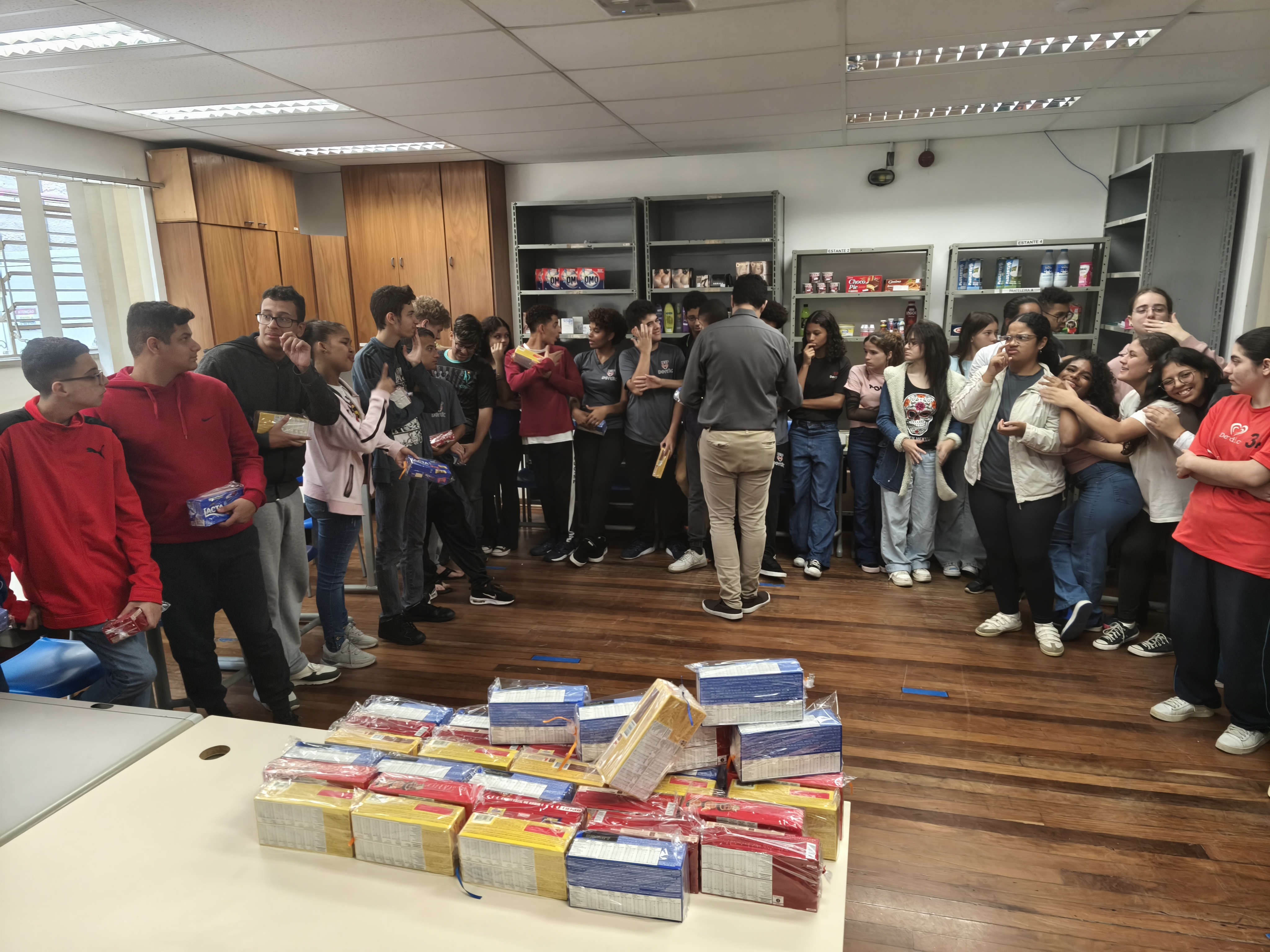 Chocolates sendo distribuídos aos alunos.