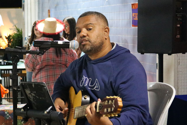 A música ao vivo embalou a noite de celebração.