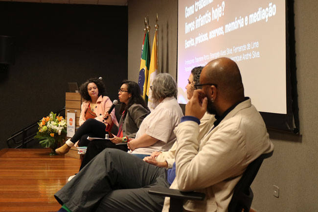 Painel sobre literatura infantil e formação de leitores reuniu estudantes e participantes no XXVII Encontro de Pós-Graduação.