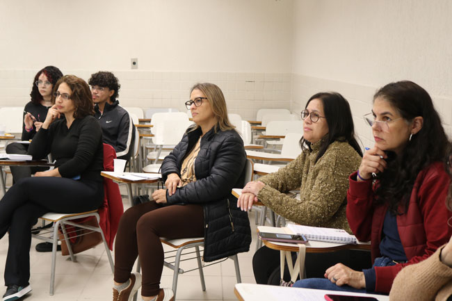 Estudantes participam de atividades práticas durante oficinas voltadas à área da Educação.