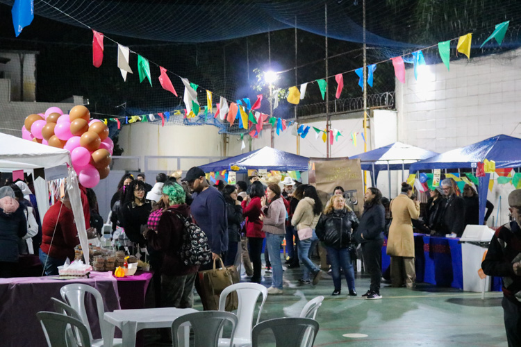 Público reunido na quadra da Instituição, aproveitando a Festa Junina