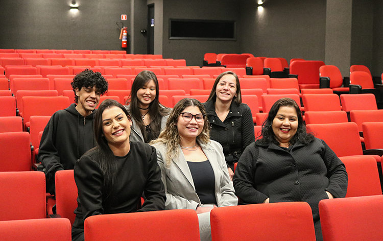 Danyelle Felix, Hikari Hamamura, Kaiky Alberto, Katia Elaine, Maria Aparecida e Patrícia Wendt, responsáveis pelo projeto Fly High, premiado em 2º Lugar.