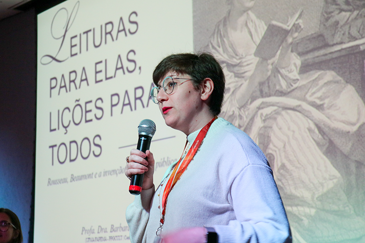 Prof.ª Dr.ª Laura Elizia Haubert durante a Palestra