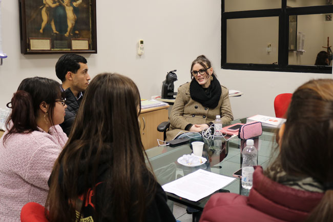 Prof.ª Dr.ª Karen Ambra conversa com os estudantes sobre suas experiências no programa.