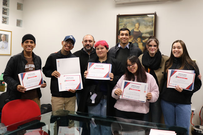 Participantes recebem certificados de participação ao lado da Reitora e do professor responsável pelo programa.
