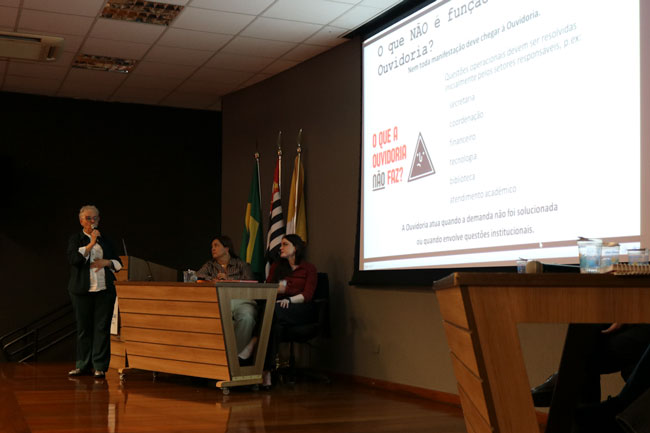 Prof.ª Ma. Regina Fazioli apresenta o papel da ouvidoria para professores e colaboradores.