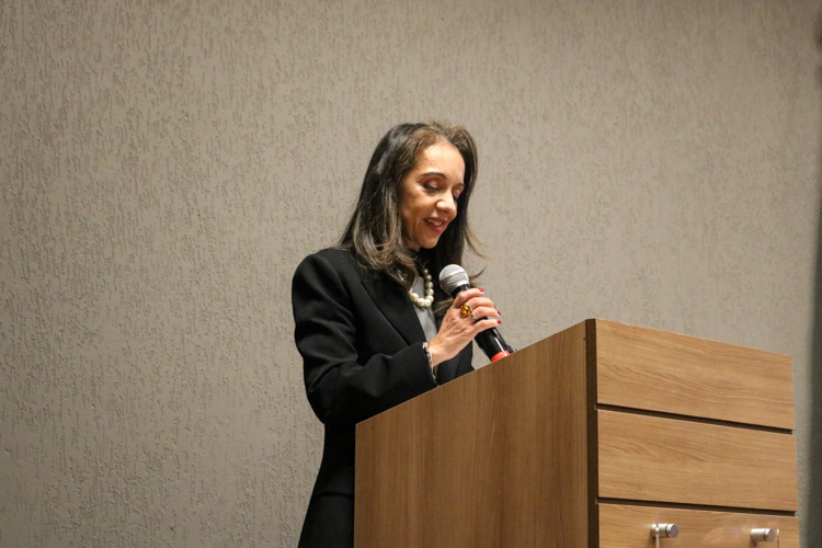 Prof.ª Dr.ª Edineide Maria de Oliveira fazendo seu discurso como paraninfa da turma de Administração.