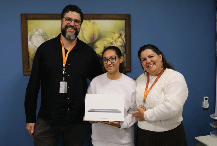 Sofia Brandão, ganhadora do sorteio, ao lado da Pró-reitora de Graduação Prof.ª Dr.ª Valéria Batista Edo e do coordenador do curso de Pedagogia, Prof. Dr. Thiago Rodrigues.