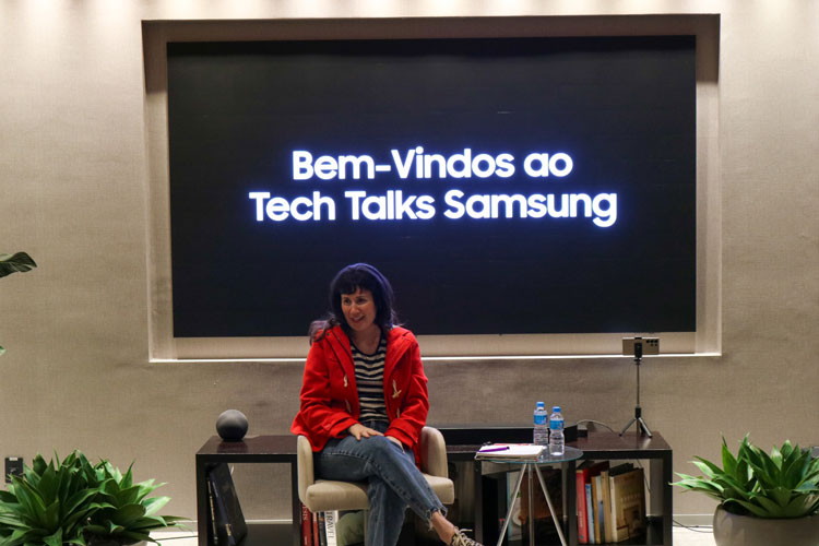 Mariana Vitale introduzindo o bate-papo.