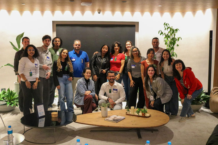 Estudantes e equipe da Samsung juntos ao final do bate-papo