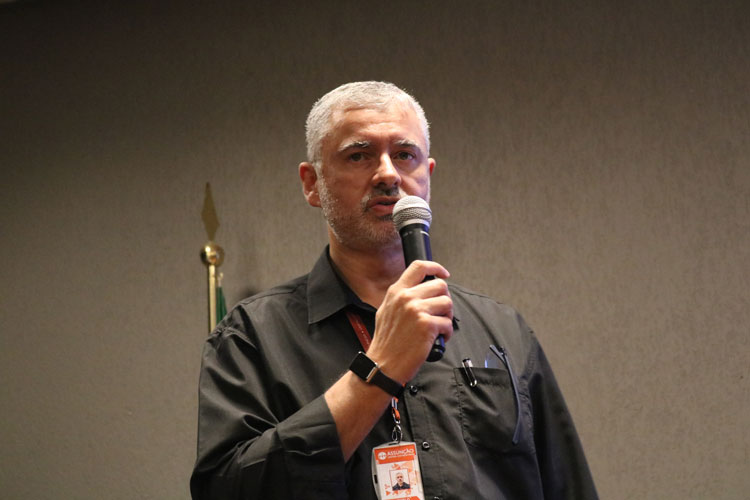 Prof. Me. Marcelo Monte de Oliveira, coordenador do curso de Administração, abrindo o evento.